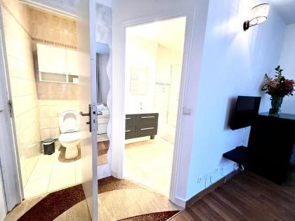 Cosy appartment in the marais district - image 21