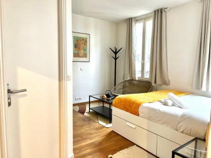 Cosy appartment in the marais district - image 22