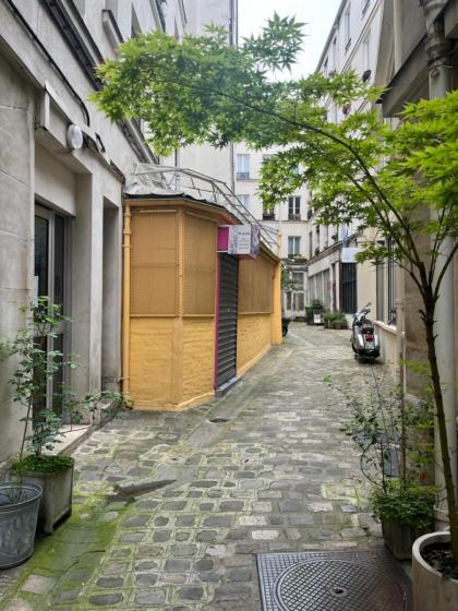 Cosy appartment in the marais district - image 24