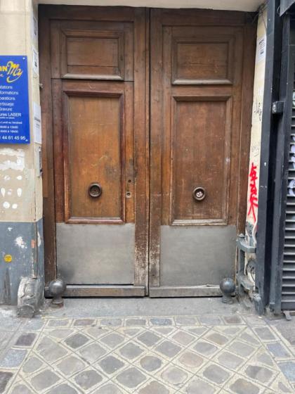 Cosy appartment in the marais district - image 25