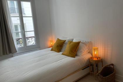 Charming love nest near the Bastille - image 2