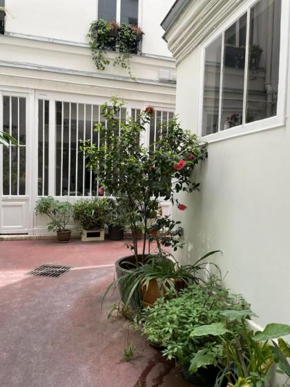 Charming love nest near the Bastille - image 5