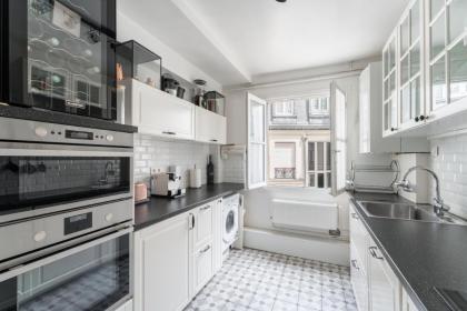 Appartement Haussmannien - dernier étage - image 11