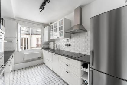 Appartement Haussmannien - dernier étage - image 12