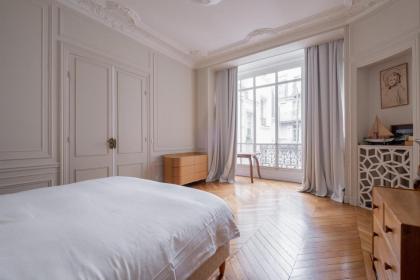 Veeve - A Window to Paris - image 12
