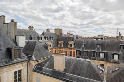 Place des Vosges - image 9