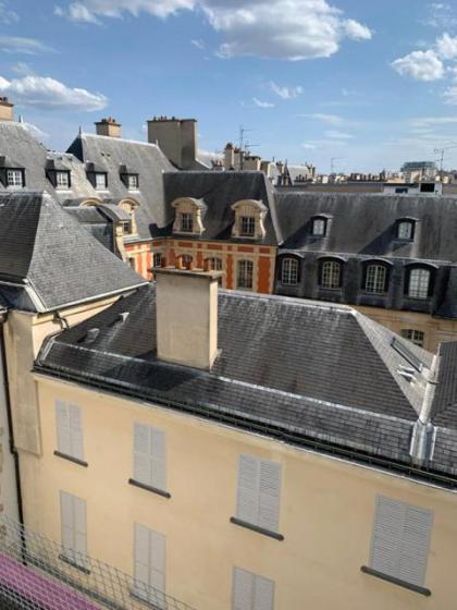 Place des Vosges - image 12