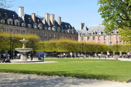 Place des Vosges - image 14