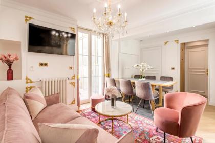 Luxury 2 Bedroom Eiffel-Tower with Terrace