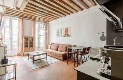 Refurbished love nest in central Paris