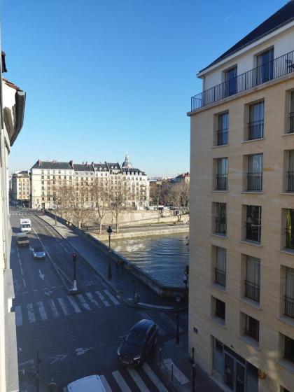 Refurbished love nest in central Paris - image 21