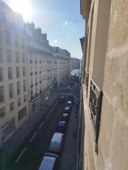 Refurbished love nest in central Paris - image 22