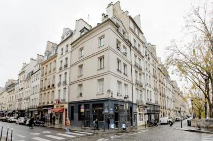 Refurbished love nest in central Paris - image 24