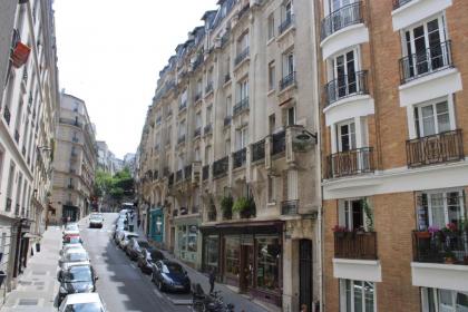 Lovely love nest near Montmartre - image 13