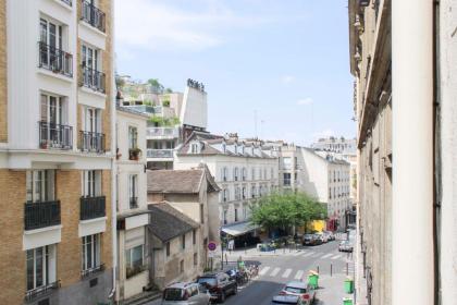 Lovely love nest near Montmartre - image 14