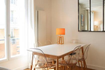 Lovely love nest near Montmartre - image 3
