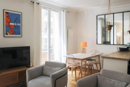 Lovely love nest near Montmartre - image 4