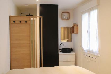 Lovely love nest near Montmartre - image 9