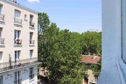 Spacious bright 70m family apartment - image 23