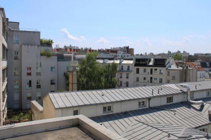 Spacious bright 70m family apartment - image 24