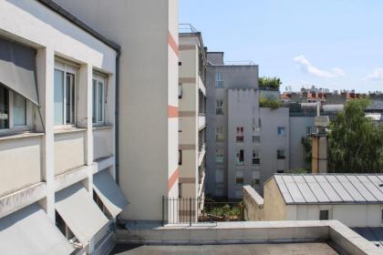Spacious bright 70m family apartment - image 25