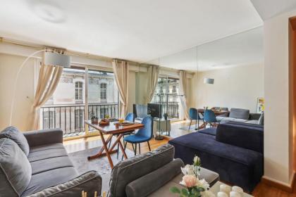 Trocadero & Arc de Triomphe - CityApartmentStay