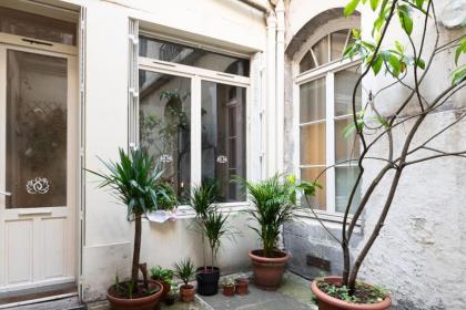 Bright studio of 25 m in the heart of Paris 4th - image 10
