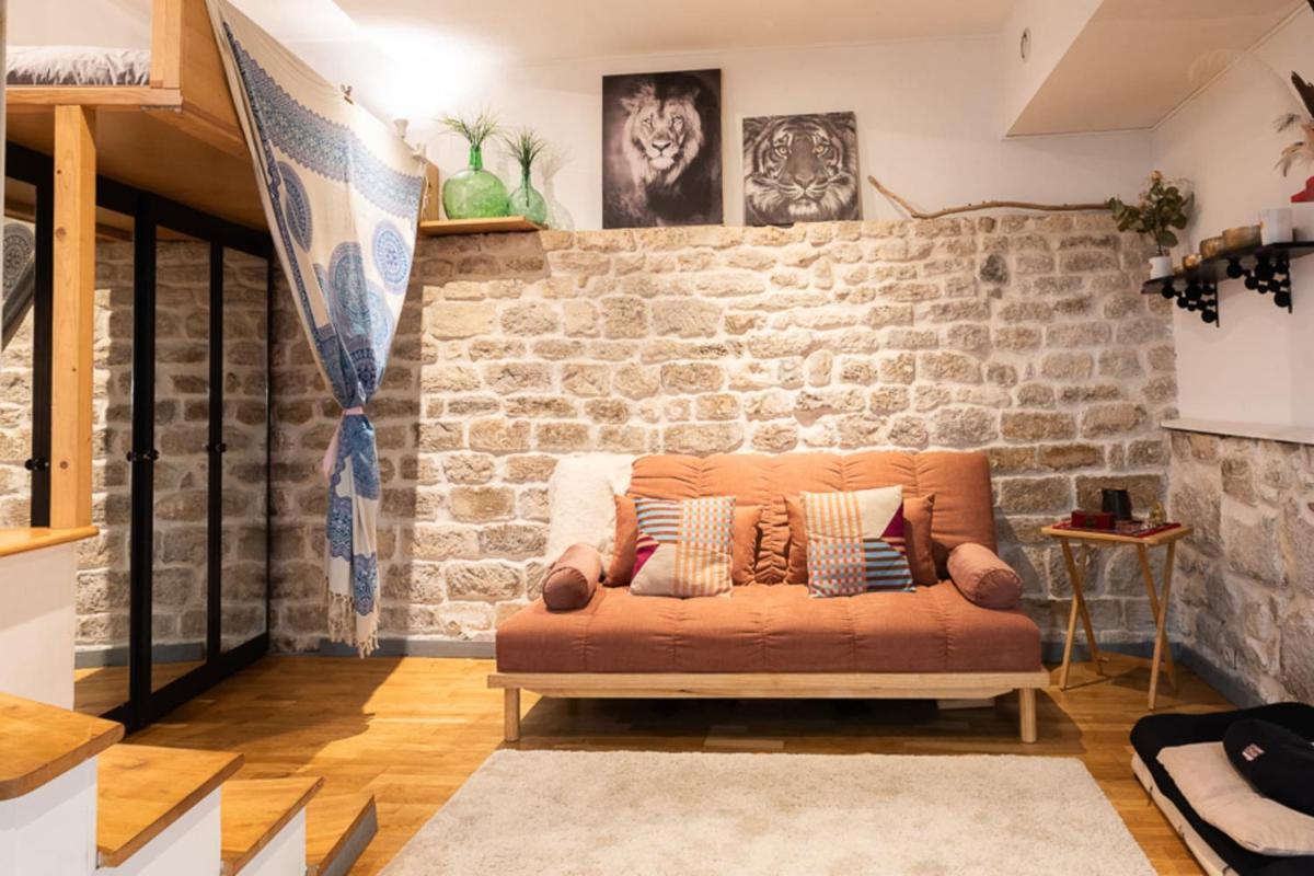 Bright studio of 25 m in the heart of Paris 4th - image 2