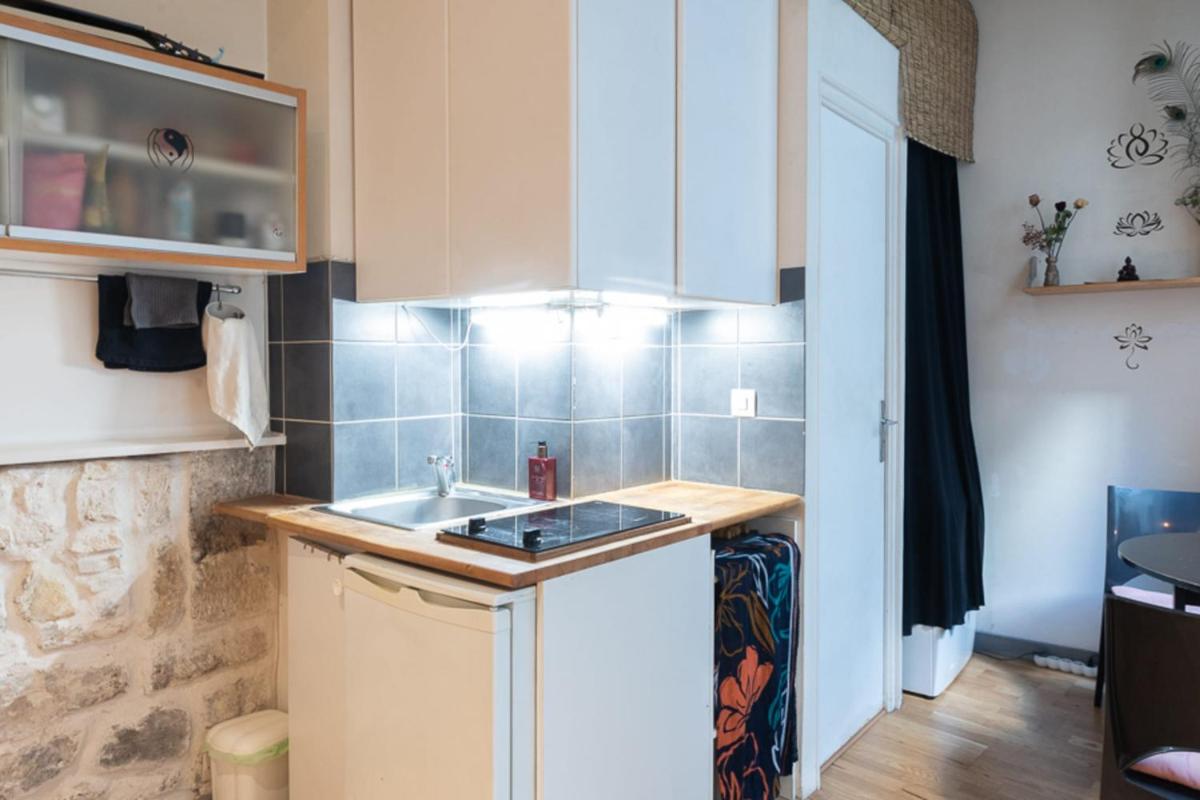 Bright studio of 25 m in the heart of Paris 4th - image 5