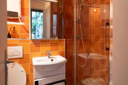 Bright studio of 25 m in the heart of Paris 4th - image 8