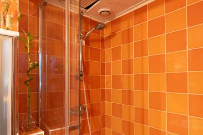 Bright studio of 25 m in the heart of Paris 4th - image 9