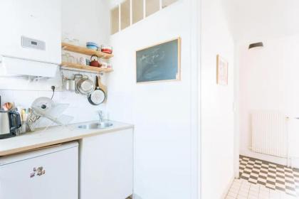 Ideally located 2BD Apart for 3 with balcony&view - image 12