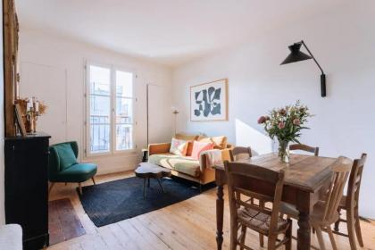 Ideally located 2BD Apart for 3 with balcony&view - image 15