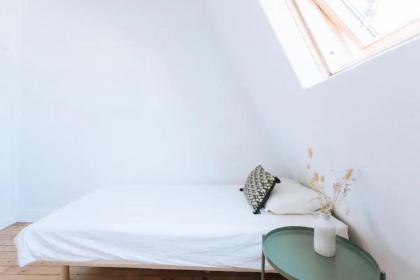 Ideally located 2BD Apart for 3 with balcony&view - image 20