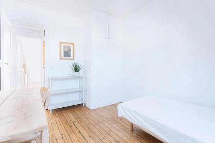Ideally located 2BD Apart for 3 with balcony&view - image 22