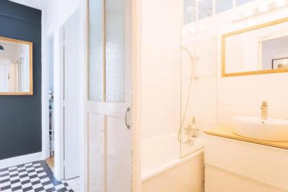 Ideally located 2BD Apart for 3 with balcony&view - image 23