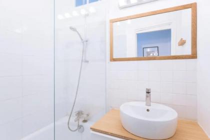Ideally located 2BD Apart for 3 with balcony&view - image 24