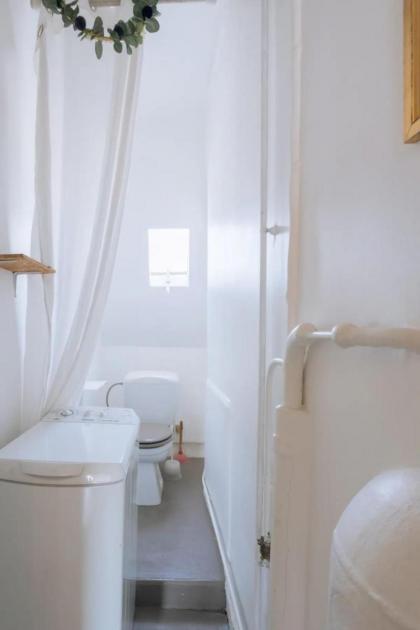 Ideally located 2BD Apart for 3 with balcony&view - image 25