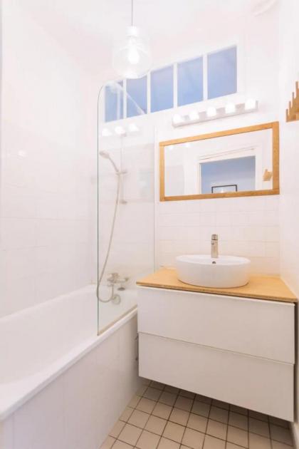 Ideally located 2BD Apart for 3 with balcony&view - image 26
