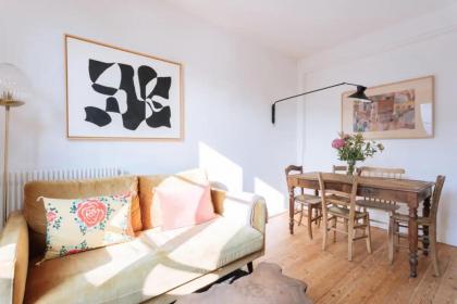 Ideally located 2BD Apart for 3 with balcony&view - image 5