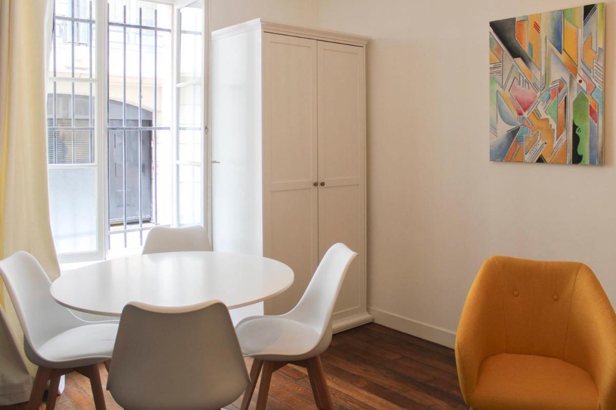 Cozy and practical cocoon at the heart of Paris - image 4