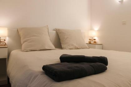 Cozy and practical cocoon at the heart of Paris - image 9
