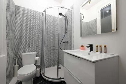 Modern Large Studio Apartment for 3 - image 8