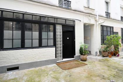 Modern Studio Apartment for 3 - image 11