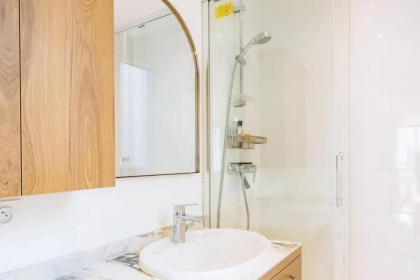 Stylish 1BD Apart for 2 - Canal Saint-Martin - image 27