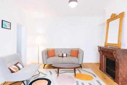 Stylish & Luminous 2 BD Apartment