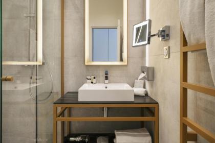 Vestay Montaigne - image 21