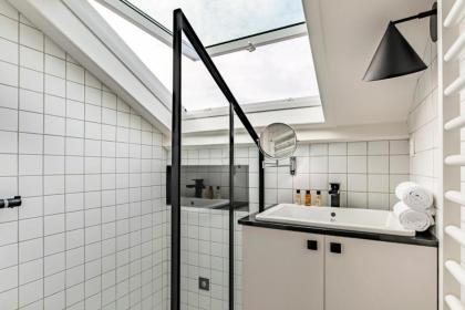Veeve - Montparnasse Medley - image 22