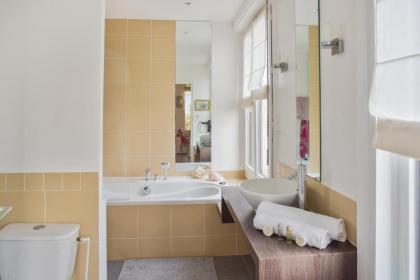 Luminous penthouse with a view in Paris - Welkeys - image 13