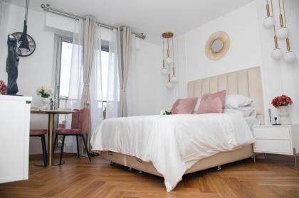 Paris' Premium Romantic Studio - image 13